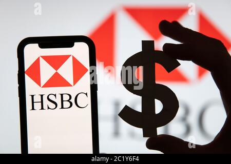 LONDON, Großbritannien - Juni 2020: HSBC-Finanzbankenlog mit Dollarzeichen Stockfoto