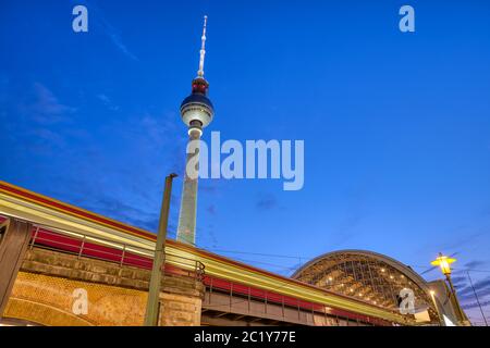 Lokaler Zug Eingabe Haltestelle Alexanderplatz in Berlin in der Dämmerung Stockfoto