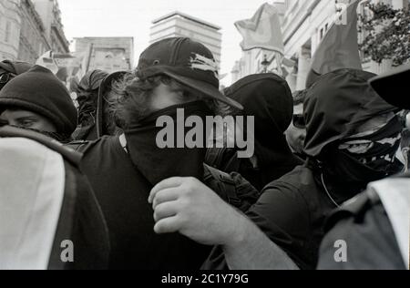 Antifa (antifaschistische) Demonstranten am Democratic Football Lads Alliance (DFLA) march, London, Großbritannien. Oktober 2018 Stockfoto