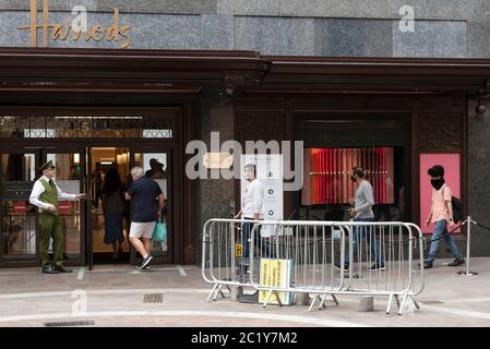 London, Großbritannien. Juni 2020. Vor dem Kaufhaus Harrods in Knightsbridge stehen die Käufer, die am 15. Juni 2020 in London, Großbritannien, wieder eröffnet werden. Obwohl strenge zwei Meter-Entfernungsregeln fortfuhren, stellten sich die Kunden Schlange, um die Türen ihrer Lieblingsgeschäfte in England Montagmorgen zu betreten. Einwegsysteme rund um die Einkaufspassanlagen wurden ebenfalls eingeführt, wobei die Mitarbeiter sicherstellten, dass die Kunden die Regeln einhalten. Quelle: Ray Tang/Xinhua/Alamy Live News Stockfoto