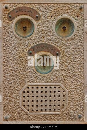 Klingeltaster und Intercom Armaturenbrett mit Gesicht, die das Aussehen von einer Wohnung in Venedig, Italien. Stockfoto