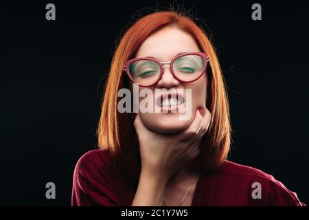 Frau in Brillen mit Halsschmerzen, sie Hand an den Hals. Stockfoto