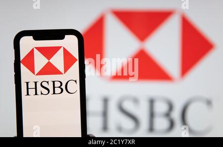 LONDON, Großbritannien – Juni 2020: HSBC-Logo für das Finanzbanking auf einem Smartphone Stockfoto