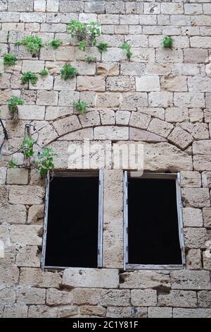 Fensteröffnungen in der alten Wand Stockfoto