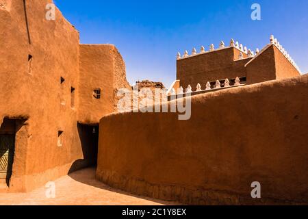 Eine schmale Straße in einem traditionellen arabischen Lehmziegeldorf, Al Majmaah, Saudi-Arabien Stockfoto