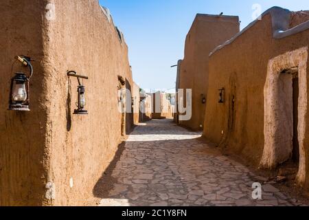 Eine schmale Straße in einem traditionellen arabischen Lehmziegeldorf, Al Majmaah, Saudi-Arabien Stockfoto