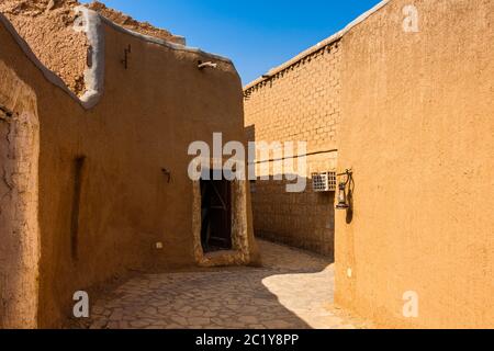 Eine schmale Straße in einem traditionellen arabischen Lehmziegeldorf, Al Majmaah, Saudi-Arabien Stockfoto