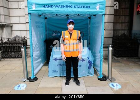 Westminster, London, Großbritannien. Juni 2020. Coronavirus-Pandemie: Neue Handwaschstationen in London, nicht notwendige Geschäfte am 15. Juni wieder eröffnet. Kredit: Matthew Chattle/Alamy Live Nachrichten Stockfoto