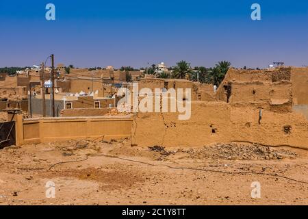 Die zerstörten und teilweise restaurierten traditionellen Lehmziegelhäuser in Al Majmaah, Saudi-Arabien Stockfoto