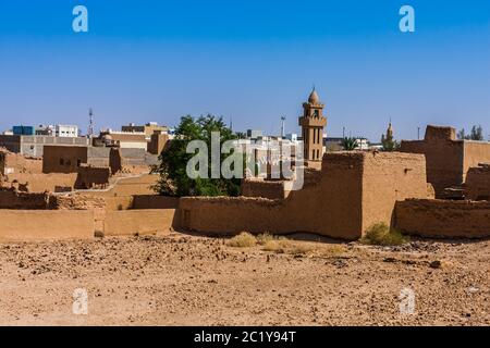 Die zerstörten und teilweise restaurierten traditionellen Lehmziegelhäuser in Al Majmaah, Saudi-Arabien Stockfoto