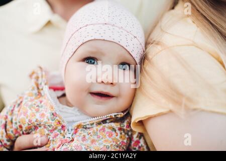 In der Nähe des Babys Gesicht überrascht mit leicht geöffnetem Mund. Stockfoto