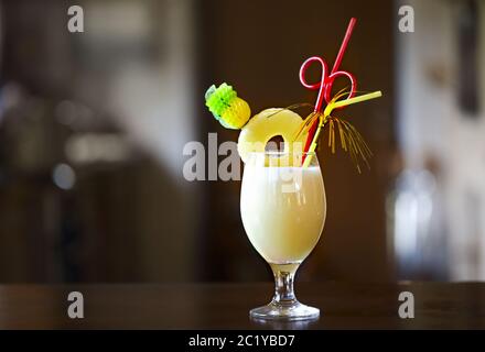 Pina Colada. Gelber Alkoholcocktail mit Ananas, Zitrone, kaltem Wodka gefüllt mit zerkleinertem Eis in einem schönen Cocktailglas Stockfoto