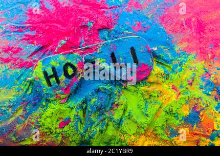 Holi Farbpulver auf Sonnenbrille. Organische Gulal Farben auf Brillen für Holi Festival, Hindu Tradition festlich Stockfoto