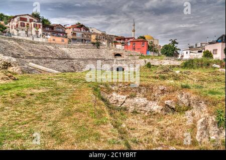 Außenansicht des antiken römischen Amphitheaters in Durres, Albanien Stockfoto