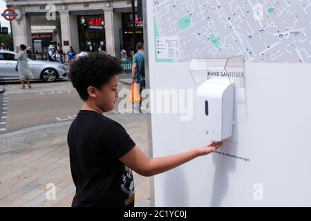 Oxford Street, London, Großbritannien. Juni 2020. Coronavirus-Pandemie: Neue Händedesinfektionsstationen in London, nicht-wesentliche Geschäfte wurden am 15. Juni wieder eröffnet. Kredit: Matthew Chattle/Alamy Live Nachrichten Stockfoto