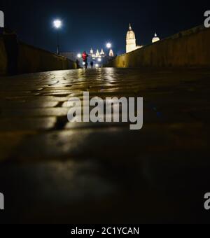 Kopfsteinpflasterbrücke bei Nacht, Salamanca Stockfoto