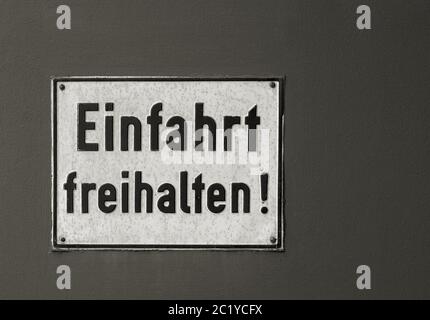 Schild mit der Aufschrift 'keep Eingang an einer Hauswand löschen' Stockfoto