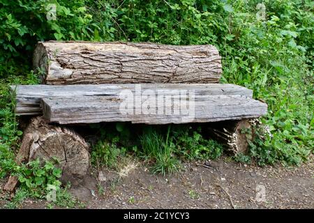 Alte Holzbank aus Teilen von Baumstamm Stockfoto