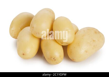 Studio-Aufnahme von frischen neuen Kartoffeln vor weißem Hintergrund geschnitten - John Gollop Stockfoto
