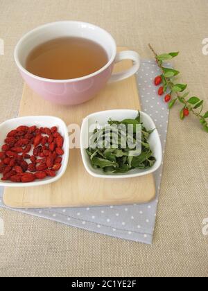 Tee mit getrockneten Goji-Beeren und Goji-Blättern Stockfoto