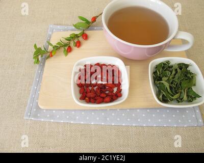 Tee mit getrockneten Goji-Beeren und Goji-Blättern Stockfoto