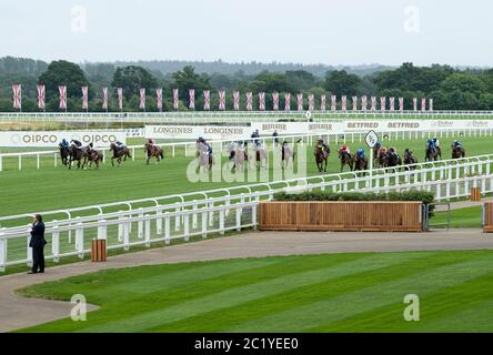 Der Gewinner-Trainer Richard Hannon sieht seinem Pferd Motakhayyel unter Jim Crowley (blau-weiß gestreifte Mütze) beim ersten Tag des Royal Ascot auf der Ascot Racecourse den Buckingham Palace Handicap gewinnen. Stockfoto