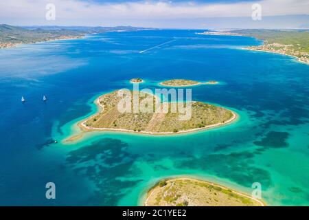 Kroatien, schöne Küste an der Adria, romantische herzförmige Insel Galesnjak im türkisfarbenen Meer in Murter Archipel, Luftaufnahme von DR Stockfoto