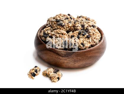 Protein-Granola-Cracker mit Rosinen und Nüssen isoliert auf weiß Stockfoto