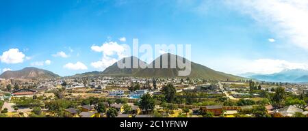 Panoramalandschaft des Äquators von der Spitze der Ciudad Mitad del Mundo in Quito, Ecuador an einem sonnigen Tag Stockfoto