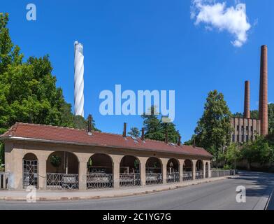 Rottweil, Deutschland - im Gewerbepark Neckartal mit neuem Turm und altem Kraftwerk Stockfoto