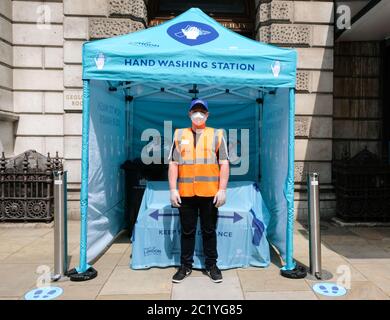 Westminster, London, Großbritannien. Juni 2020. Coronavirus-Pandemie: Neue Handwaschstationen in London, nicht notwendige Geschäfte am 15. Juni wieder eröffnet. Kredit: Matthew Chattle/Alamy Live Nachrichten Stockfoto
