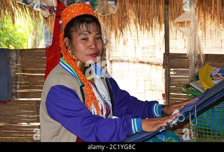 Thai Mädchen arbeitet auf dem Webstuhl. Giraffe Stockfoto