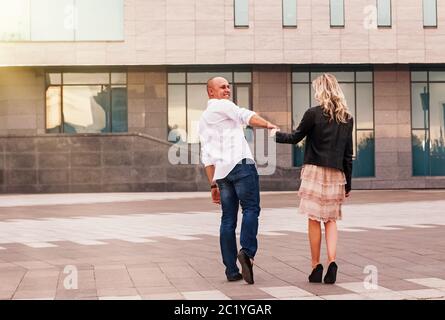 Porträts von glücklichen Mann und Frau auf dem Datum. Spaziergang in der Stadt, Sonneneinstrahlung Stockfoto