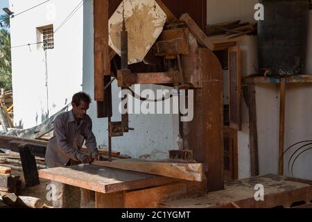 Sur, Oman - November 27 2019 Arbeiter sägen Schiffsbretter in traditionellen Dhow Kai in Sur, Oman Stockfoto