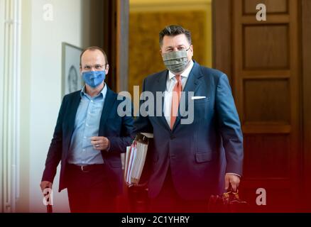 Berlin, Deutschland. Juni 2020. Andreas Geisel (SPD, r), Berliner Senator des Innern, kommt nach der Berliner Senatssitzung im Roten Rathaus zu einer Pressekonferenz zu den Entscheidungen der Berliner Landesregierung. Der Berliner Senat diskutierte in seiner Sitzung unter anderem über eine weitere Lockerung der Einschränkungen aufgrund der Corona-Pandemie und die Aufnahme von Flüchtlingen aus Griechenland. Quelle: Bernd von Jutrczenka/dpa/Alamy Live News Stockfoto