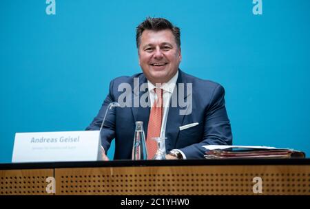 Berlin, Deutschland. Juni 2020. Andreas Geisel (SPD), Berliner Innensenator, kommentiert die Beschlüsse der Berliner Landesregierung auf einer Pressekonferenz nach der Berliner Senatssitzung im Roten Rathaus. Der Berliner Senat diskutierte in seiner Sitzung unter anderem über eine weitere Lockerung der Einschränkungen aufgrund der Corona-Pandemie und die Aufnahme von Flüchtlingen aus Griechenland. Quelle: Bernd von Jutrczenka/dpa/Alamy Live News Stockfoto