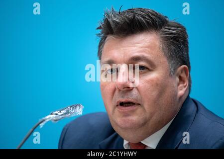 Berlin, Deutschland. Juni 2020. Andreas Geisel (SPD), Berliner Innensenator, kommentiert die Beschlüsse der Berliner Landesregierung auf einer Pressekonferenz nach der Berliner Senatssitzung im Roten Rathaus. Der Berliner Senat diskutierte in seiner Sitzung unter anderem über eine weitere Lockerung der Einschränkungen aufgrund der Corona-Pandemie und die Aufnahme von Flüchtlingen aus Griechenland. Quelle: Bernd von Jutrczenka/dpa/Alamy Live News Stockfoto