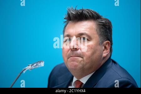 Berlin, Deutschland. Juni 2020. Andreas Geisel (SPD), Berliner Innensenator, kommentiert die Beschlüsse der Berliner Landesregierung auf einer Pressekonferenz nach der Berliner Senatssitzung im Roten Rathaus. Der Berliner Senat diskutierte in seiner Sitzung unter anderem über eine weitere Lockerung der Einschränkungen aufgrund der Corona-Pandemie und die Aufnahme von Flüchtlingen aus Griechenland. Quelle: Bernd von Jutrczenka/dpa/Alamy Live News Stockfoto