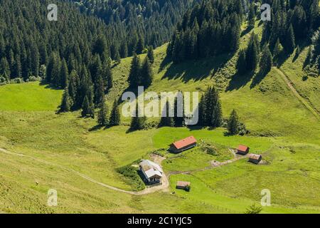 Almen und Hütten im Brauneck Stockfoto