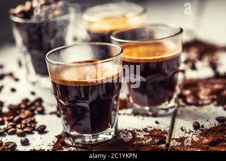 Schwarzer türkischer Kaffee in Glassbechern und verschüttete Kaffeebohnen Stockfoto