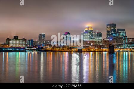 Nächtliche Skyline von Louisville, Kentucky über dem Ohio River Stockfoto