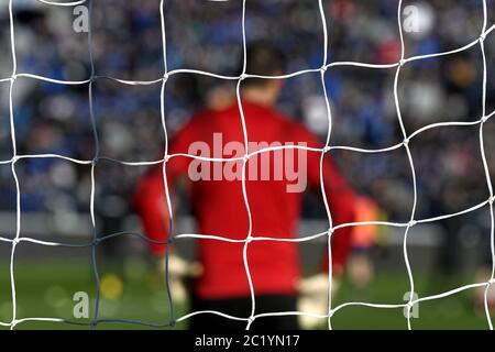 Fußball Tor Pfosten Netz mit Torwart im Hintergrund, in Bergamo. Stockfoto