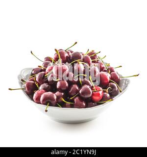 Süße reife Kirschen in Schale isoliert auf weißem Hintergrund Stockfoto