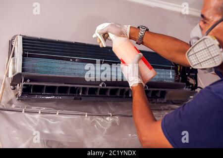 Mann Arbeiter tun professionelle Reinigung der Klimaanlage. Stockfoto