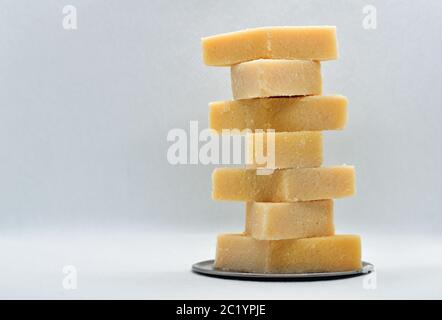 kaju katli in Diamantform geschnitten, verleiht die reiche Textur dieser Desserts dem Mund ein süßes und nussiges Gefühl. Stockfoto