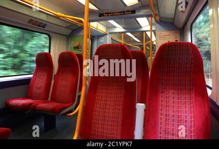 Ein leerer Zug auf einem Zug der South Western Railway von London Waterloo nach Ascot, da das Royal Ascot-Treffen während der Pandemie von Covid-19 hinter verschlossenen Türen stattfindet. Stockfoto