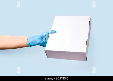Sichere Lieferung. Vorderansicht der Lieferbox in weiblicher Hand. Stockfoto