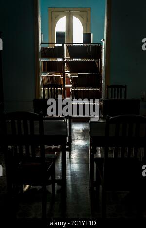 Alte Bücher, Marti Bibliothek, im ehemaligen Rathaus, Santa Clara, Kuba Stockfoto