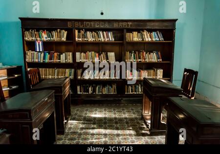 Alte Bücher, Marti Bibliothek, im ehemaligen Rathaus, Santa Clara, Kuba Stockfoto