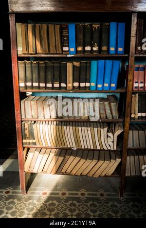 Bücherregal mit alten, abgenutzten Büchern, Marti Bibliothek, die im ehemaligen Rathaus, Santa Clara, Kuba untergebracht ist Stockfoto